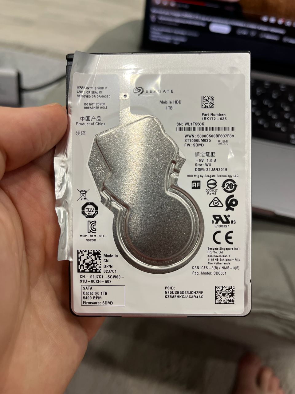 Добрый день! Вышел из строя диск SEAGATE ST1000LM035
В системе не определяется, но виден в программе Victoria. При запуске два раза пискнет, раскручивается, но не работает.
Необходимо с диска снять информацию.
Заранее спасибо! Видео и фото прикладываю