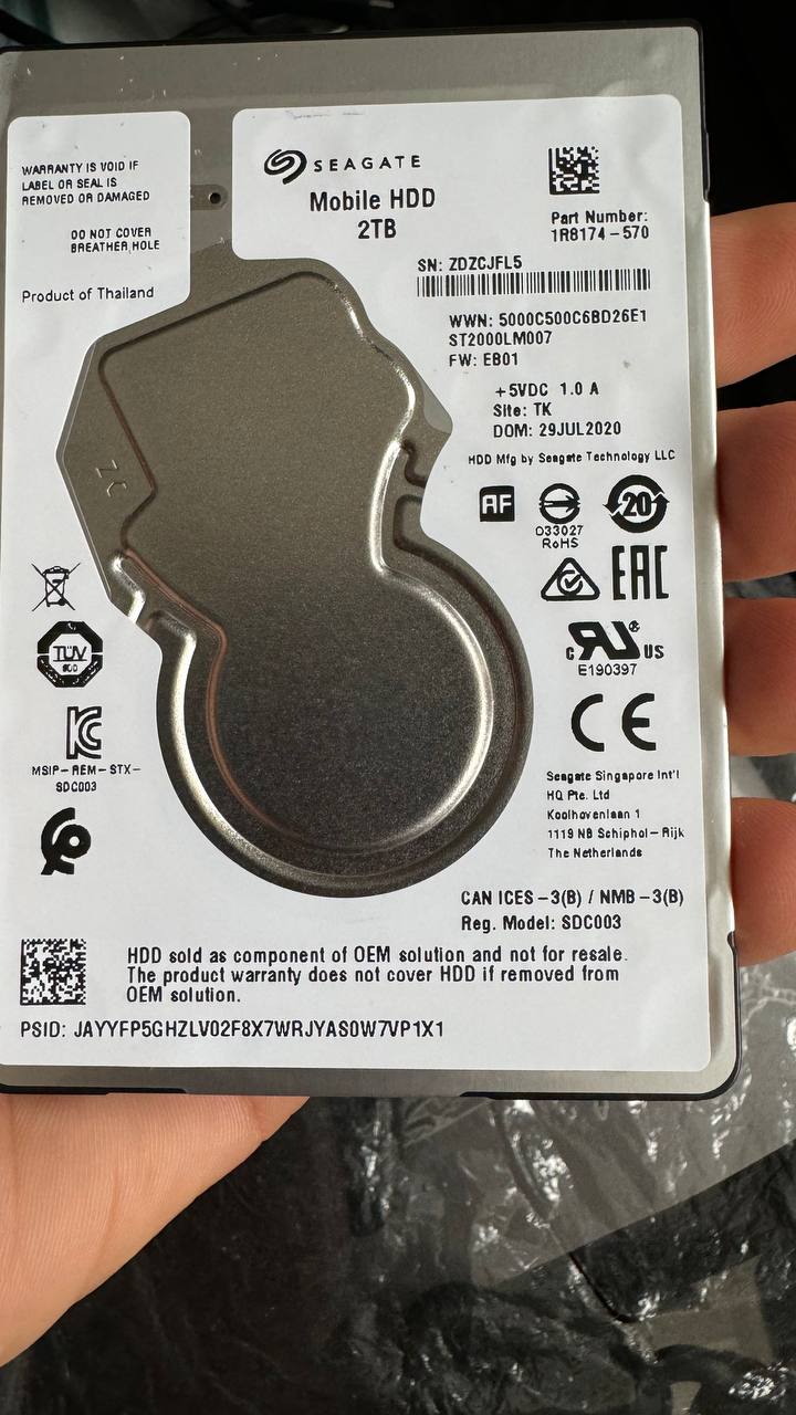 Восстановление данных с внешнего hdd, seagate, объем 2тб.

Жесткий диск не определяется, ни через usb, ни через Sata. Визуально все в порядке, но возможно сильно его потрясло или даже уронили в переносном  корпусе.
Пробовал подключить к нескольким устройствам разными проводами.
На диске в основном фото, видео файлы в форматах jpg, raw, mov, mp4. 
Возможно ли восстановить эти форматы? 

Сколько будет стоить восстановить данные? 

Сколько по времени занимает восстановление, если я лично принесу в офис в Москве? 

Для сохранения данных надо ли мне приходить с новым диском или у вам есть возможность передать данные через облако/воскресить умерший диск?