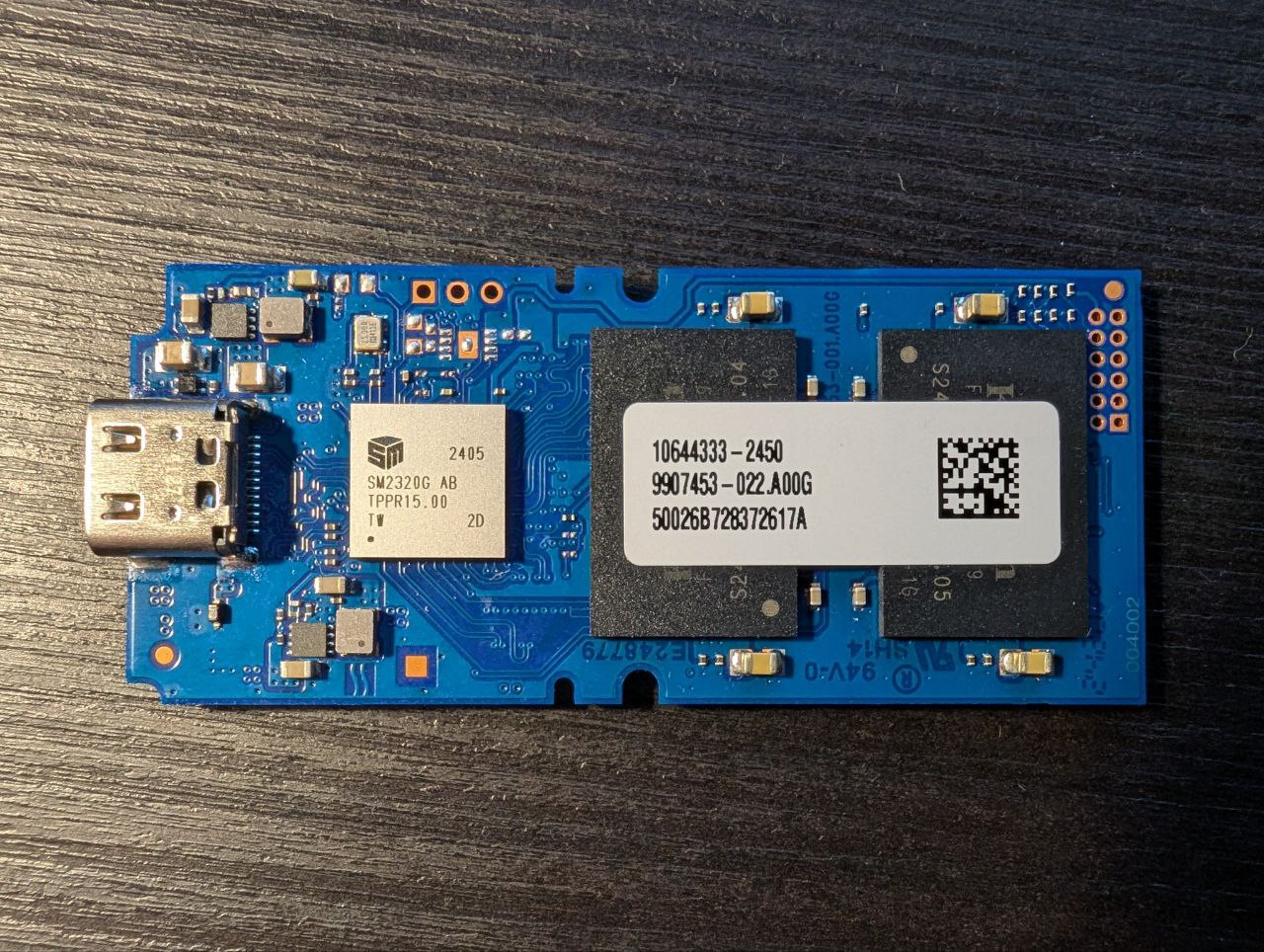 Добрый день. Диск Kingston sxs2000/4000g. Не виден в биосе. Как заставить компьютер его увидеть для прошивки?